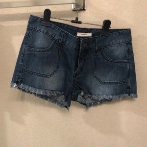 3/$30 (NWT)BLUE ASPHALT Frayed Hem Jean shorts